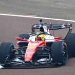 Papelón de Ferrari: tuvo una accidentada presentación y se le quedó el auto a Hamilton Papelón de Ferrari: tuvo una accidentada presentación y se le quedó el auto a Hamilton