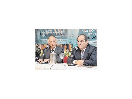 El subsecretario de Agricultura, Lorenzo Basso, agradeció ayer en Parque Norte el aporte de decanos de las universidades agrarias de todo el país al Plan Estratégico Agroalimentario.