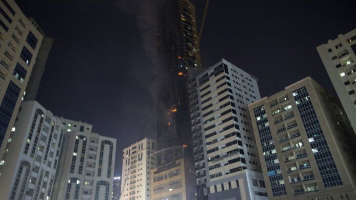 Se incendió uno de los edificios más altos de Emiratos Árabes.