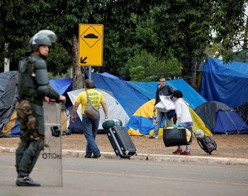 Cientos de manifestantes acamparon ante las puertas de distintos cuarteles del Ejército por todo el país, para intentar incorporar a los militares al intento de  golpe de Estado. 