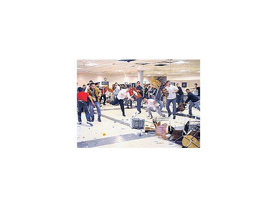 Empleadosdel casinoflotante dePuertoMaderomarcharánhoy parareclamarseguridaddespués delos incidentesque protagonizaronelviernespasado. Hubodestrozos yuna decenade heridos.