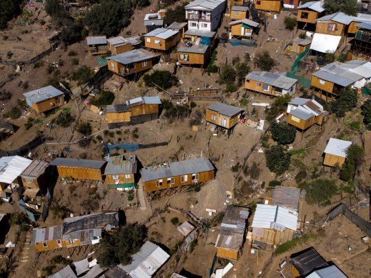 Más de 34.500 familias quedaron en la calle en un año en Chile.