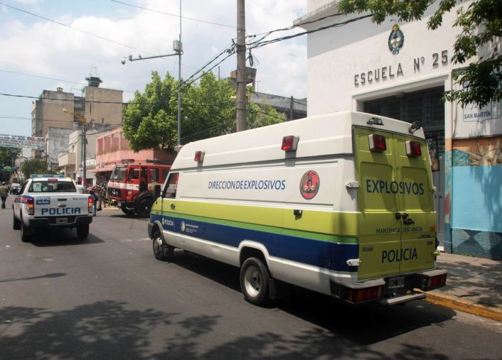 La nota negativa: hubo amenaza telefónica de bomba en la escuela N° 25, ubicada en las calles Estrada y Gutiérrez del barrio de Villa Maipú, partido de San Martin e intervinieron bomberos, personal policial de jurisdicción y antiexplosivos de la policía bonaerense.