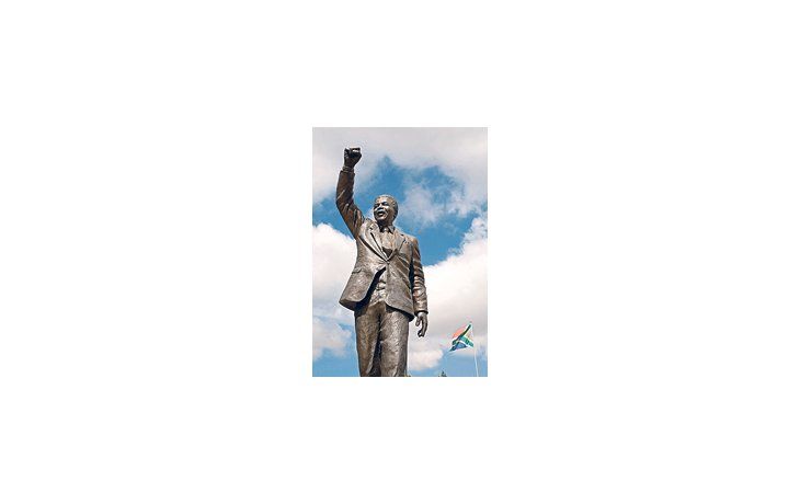 ámbito.com | Una estatua recuerda a Nelson Mandela cerca del penal Goot Drakenstein, próximo al pueblo de Franschhoek, en Sudáfrica. La relación con los blancos no responde a los parámetros ideales que trazó el mítico líder.
