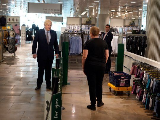 Boris Johnson recorrió un centro comercial en Londres y pidió los británicos salir de compras para reactivar la economía.