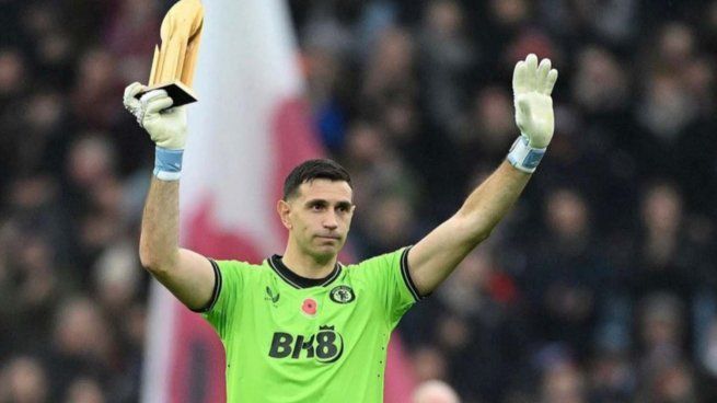 Emiliano Dibu Martínez, homenajeado en Aston Villa