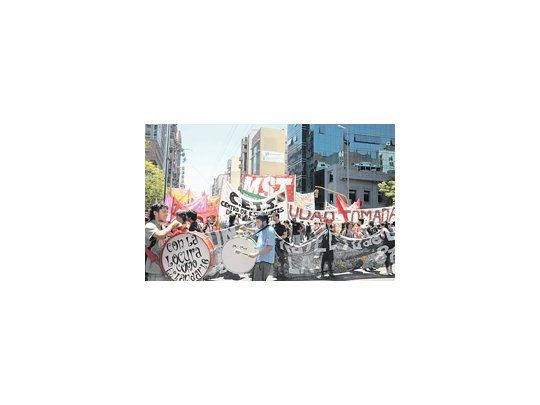 Las afueras de la Legislatura cordobesa fueron el escenario de los violentos disturbios en el marco de una movilización de estudiantes.