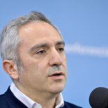 La medida se realizó a partir de dos resoluciones publicadas en el Boletín Oficial del distrito con la firma del titular de esa cartera, Andrés Larroque. La medida se realizó a partir de dos resoluciones publicadas en el Boletín Oficial del distrito con la firma del titular de esa cartera, Andrés Larroque.