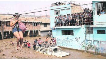 Operativos. En los últimos días miles de personas fueron rescatadas de sus casas bajo el agua por el temporal de lluvia y barro que afecta al país.