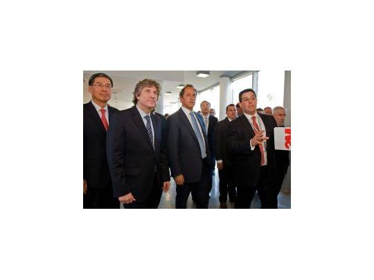 El vicepresidente de la Nación, a cargo del Poder Ejecutivo Nacional, Amado Boudou (2do-I) y el Gobernador de la Provincia, Danial Scioli durante la inauguracion del Centro de Innovación y Desarrollo de Tecnología de 3M Argentina, en la localidad de Garin.