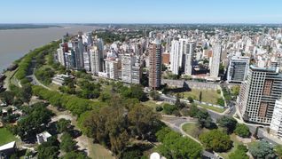 Vista aérea de Rosario, una de las principales ciudades del interior que capta atención en el ámbito inmobiliario, y precios que se recuperan
