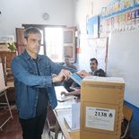 El candidato de Fuerza Entre Ríos emitió su voto en la Escuela Nº 106 y destacó la importancia de la paz democrática y el trabajo colectivo. El candidato de Fuerza Entre Ríos emitió su voto en la Escuela Nº 106 y destacó la importancia de la paz democrática y el trabajo colectivo.