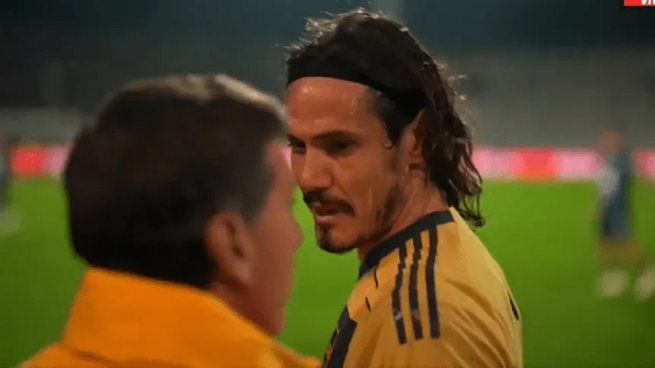 Tras errar un gol increíble, Cavani pidió explicaciones al ser reemplazado: ¿Por qué a mí?