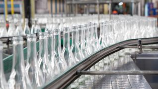 La compañía registró una pérdida neta de $5.596 millones, más que duplicando el rojo de $2.599 millones contabilizado en el ejercicio anterior. La compañía registró una pérdida neta de $5.596 millones, más que duplicando el rojo de $2.599 millones contabilizado en el ejercicio anterior.