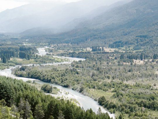 Desarrollo. El convenio prevé relevamientos en zonas del Lago Puelo para promover proyectos de desarrollo.