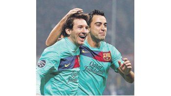 Xavi felicita a Lionel Messi por el pase que le puso en el tercer gol. El rosarino fue otra vez el jugador desequilibrante del Barcelona.