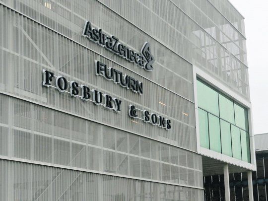 EN LA MIRA. La sede del laboratorio AstraZeneca en Bruselas sería una de las filiales afectadas por una eventual veda a la exportación de vacunas contra el covid-19 fuera de la Unión Europea.