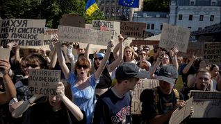 Miles de personas volvieron a concentrarse frente a la oficina presidencial en Kiev para exigir la restitución del exministro de Defensa.