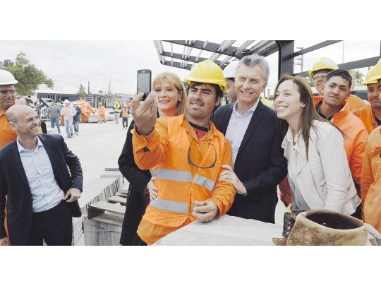 Selfie. Guillermo Dietrich, Verónica Magario, Mauricio Macri y María Eugenia Vidal, ayer en las obras del Metrobus en La Matanza.