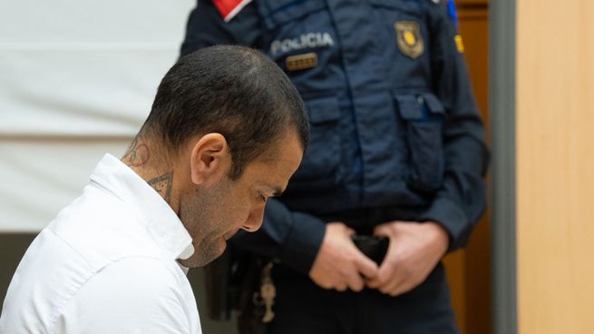 El rostro del exfutbolista brasil Dani Alves lo dice todo en el momento de conocer su sentencia por agresión sexual a una joven de 23 años en una discoteca de Barcelona.