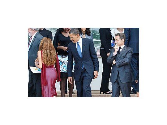 La chica de violeta, Obama y Sarkozy, durante la reunión del G-8.
