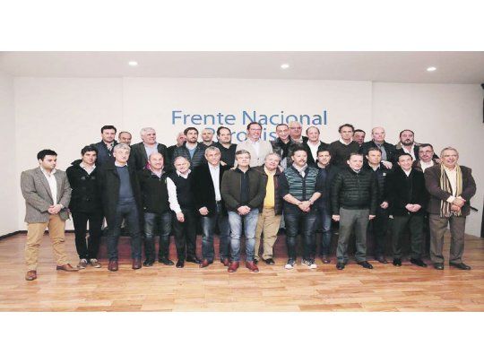 municipios. Intendentes PJ de Buenos Aires resolvieron ayer en La Plata buscar un freno en la Justicia para impedir que prospere decreto de Nación que elimina el Fondo Federal Solidario, clave para desarrollo de obras.