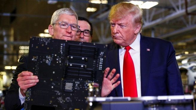 Donald Trump junto a Tim Cook, CEO de Apple.