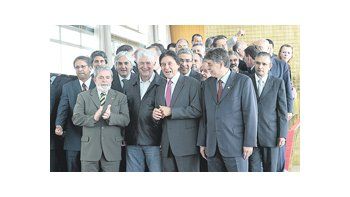 Luiz Inácio Lula da Silva se reunió ayer en Brasilia con los gobernadores y senadores oficialistas electos el domingo para pedirles un compromiso adicional con la campaña de Dilma Rousseff.