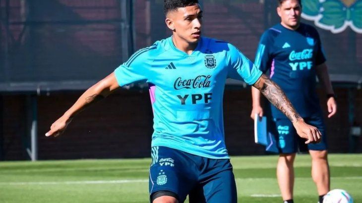 El volante de Boca Equi Fernández sufrió una distensión en el muslo de la pierna izquierda y quedó al margen de los amistosos que el Sub 23 jugará ante Paraguay. El volante de Boca Equi Fernández sufrió una distensión en el muslo de la pierna izquierda y quedó al margen de los amistosos que el Sub 23 jugará ante Paraguay.