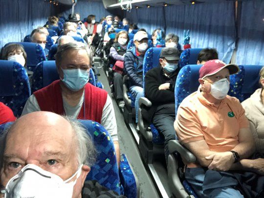 Decenas de pasajeros quedaron varados por el coronavirus