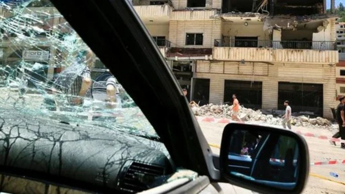 A dead Hezbollah member and five civilians injured in air attacks