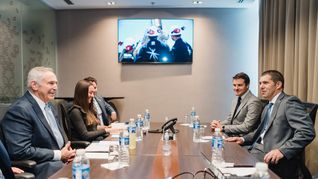 Marc Stanley, embajador de los Estados Unidos para Argentina, continúa su agenda diplomática en Neuquén y hoy mantuvo un encuentro con autoridades de Vista