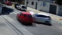 Manejaba a toda velocidad, chocó y atropelló a un cartonero. Quedó registrado en las cámaras.