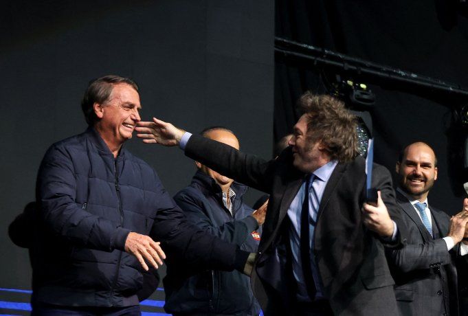 Bolsonaro's lawyers deny any risk of escape and describe it as an attempt to damage their image before the trial. Bolsonaro's lawyers deny any risk of escape and describe it as an attempt to damage their image before the trial.