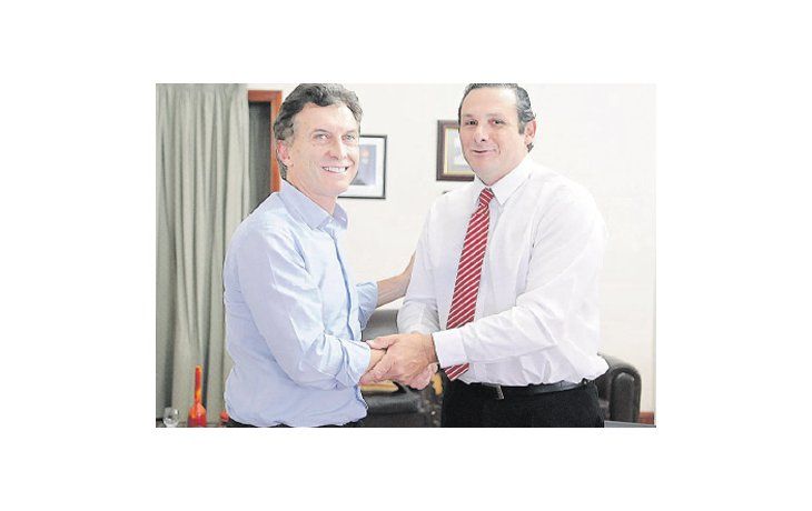 ámbito.com | Mauricio Macri y Camilo Etchevarren, intendente de la localidad bonaerense de Dolores que integra la Coalición Cívica, ayer tras la firma de un convenio de cooperación.