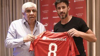 Moyano y P&eacute;rez, luego de firmar el contrato en enero de 2019.