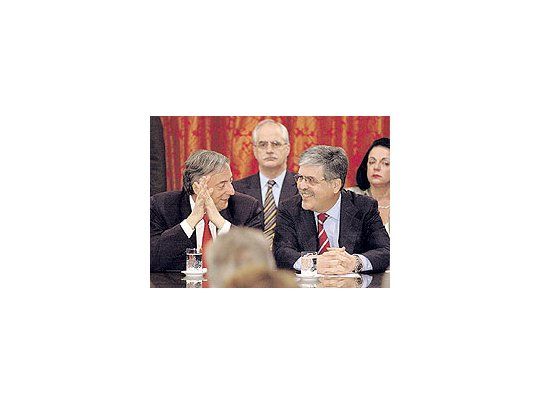 El presidente Néstor Kirchner y el ministro de Planificación, Julio De Vido, presentaron ayerel nuevo plan nuclear argentino que incluye el enriquecimiento de uranio. Esta actividadhabía dejado de realizarse en los 80.