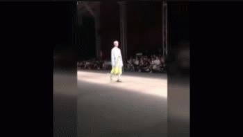 Modelo murió en pleno desfile y el evento continuó normalmente