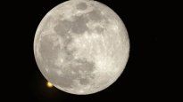 Energía nuclear. La Luna presenta desafíos extremos: temperaturas nocturnas inferiores a -150°C y noches que duran aproximadamente 354 horas, lo que impide depender exclusivamente de la energía solar.