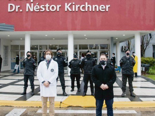 GESTO. Efectivos de PSA, ayer tras la donación en el Hospital de Florencio Varela.