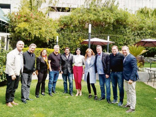 Gesto. En una muestra de convivencia, Fernández Sagasti almorzó ayer con intendentes, candidatos y con Guillermo Carmona, presidente del PJ mendocino.