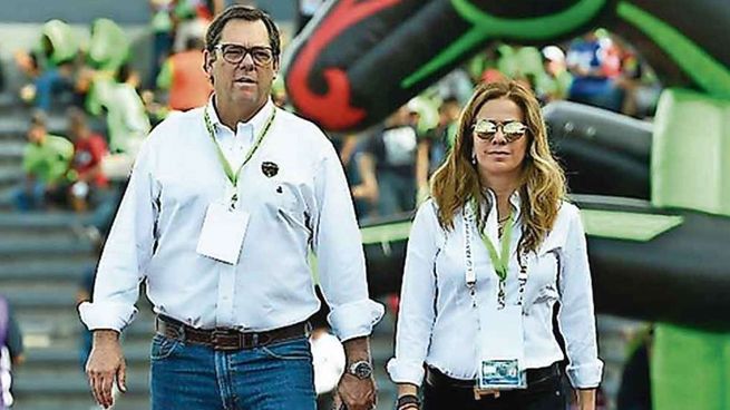 Paul Foster junto a su esposa, la presidenta de FC Juárez, Alejandra de la Vega. El empresario texano, quien también es accionista del club, se encuentra fuera de peligro tras sufrir el viernes una descompensación durante el partido entre los Bravos y Atlas.