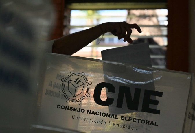El Consejo Nacional Electoral tardó en publicar los resultados debido a la desconfianza y al estado de excepción, mientras los militares custodian las actas. El Consejo Nacional Electoral tardó en publicar los resultados debido a la desconfianza y al estado de excepción, mientras los militares custodian las actas.