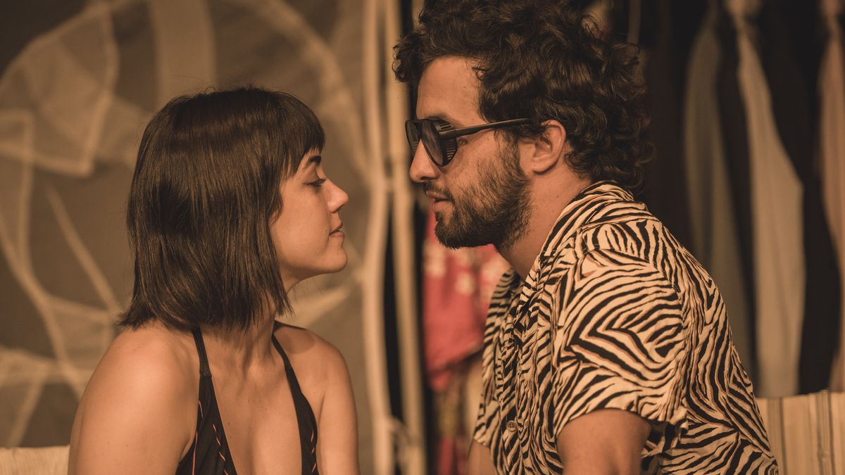 Open the couple in a work that invites unconventional theater