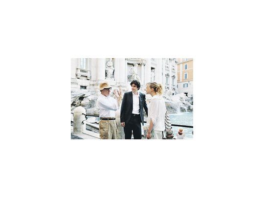 El estreno mundial de «To Rome With Love» en Italia batió tanques como «Titanic 3D». Los críticos lo acusaron de haber empleado todos los lugares comunes posibles.