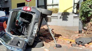 Una mujer queda atrapada al volcar su camioneta tras chocar a un ciclista en Caballito.