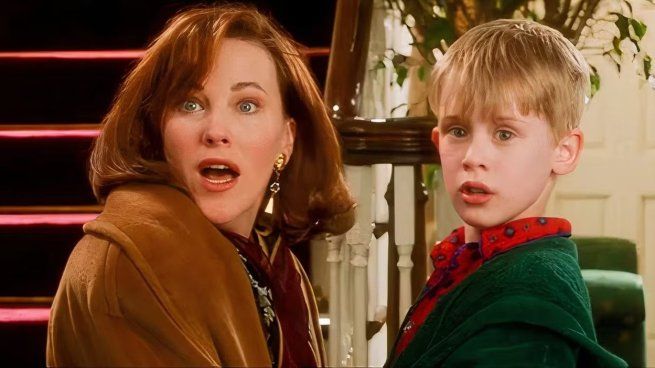 Catherine OHara junto a Macaulay Culkin.