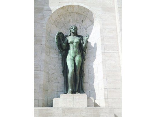 Amor y fraternidad. El monumental bronce del escultor José Fioravanti fue cedido a La Rural por un coleccionista privado.