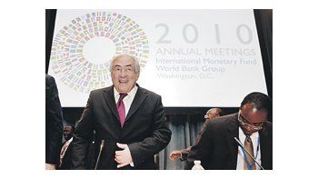 ámbito.com | El anfitrión de la Asamblea del FMI, el francés Dominique Strauss- Kahn, se levanta de su silla luego del encuentro del fin de semana en Washington.