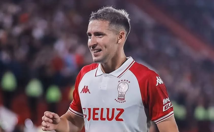 Racing vender&iacute;a a Almendra, una pieza clave en el mediocampo del equipo dirigido por Gustavo Costas, por u$s2,5 millones al Necaxa de M&eacute;xico.